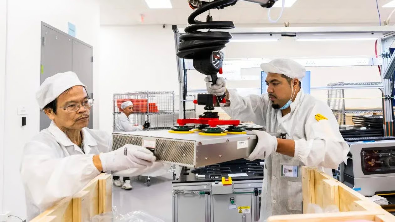 Regulação da IA, óculos ChatGPT da Alibaba e retorno de US$ 4 bilhões da Intel