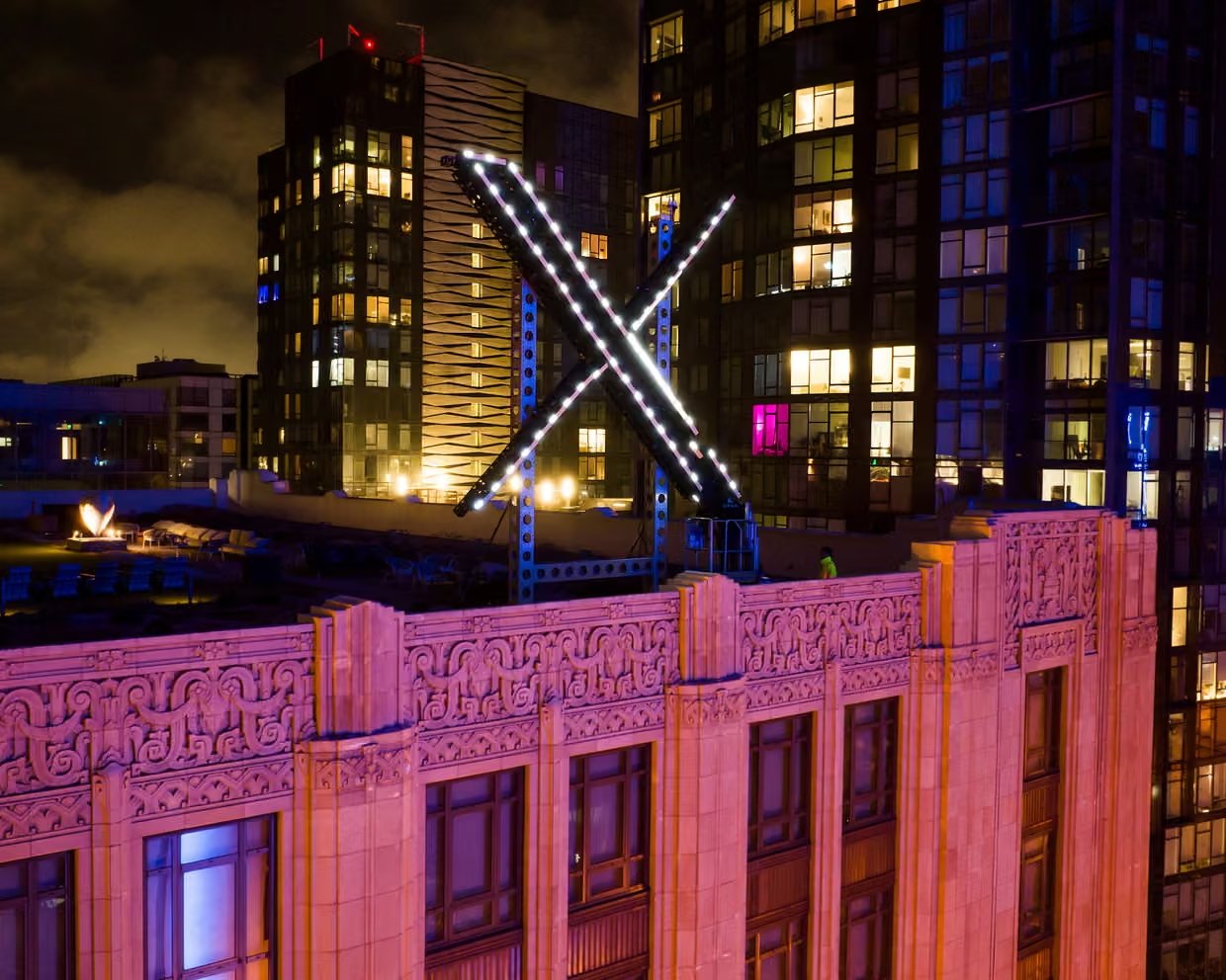 Grok (IA do X) vira alvo de investigação por “despir” mulheres em deepfakes sem consentimento