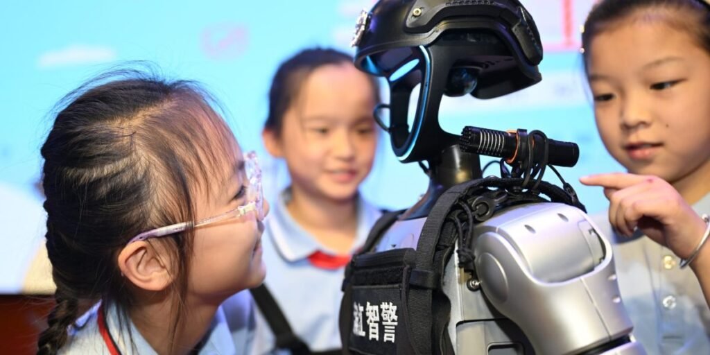 Stanford: China praticamente empatou com os EUA na corrida da IA