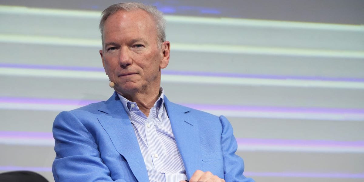 Eric Schmidt leva vaia de formandos ao defender IA no Arizona