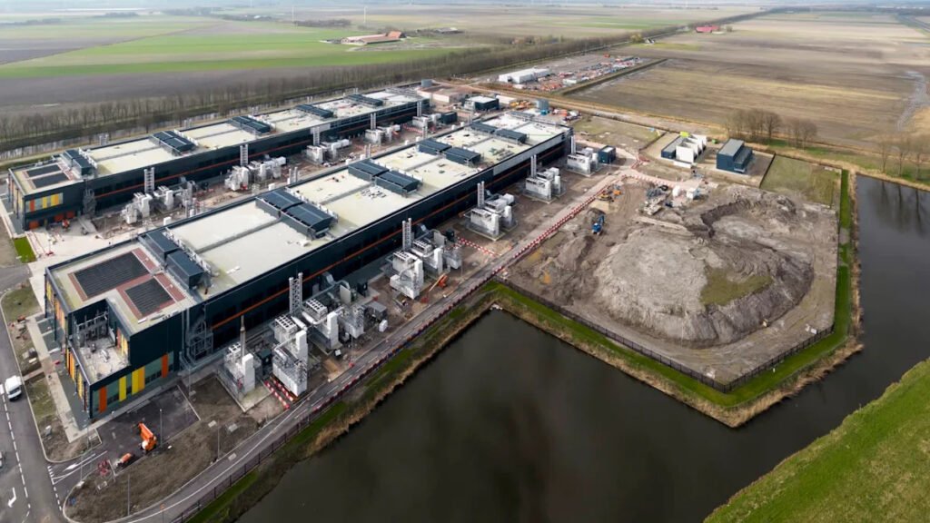 Data center suga 30 milhões de galões de água sem avisar ninguém