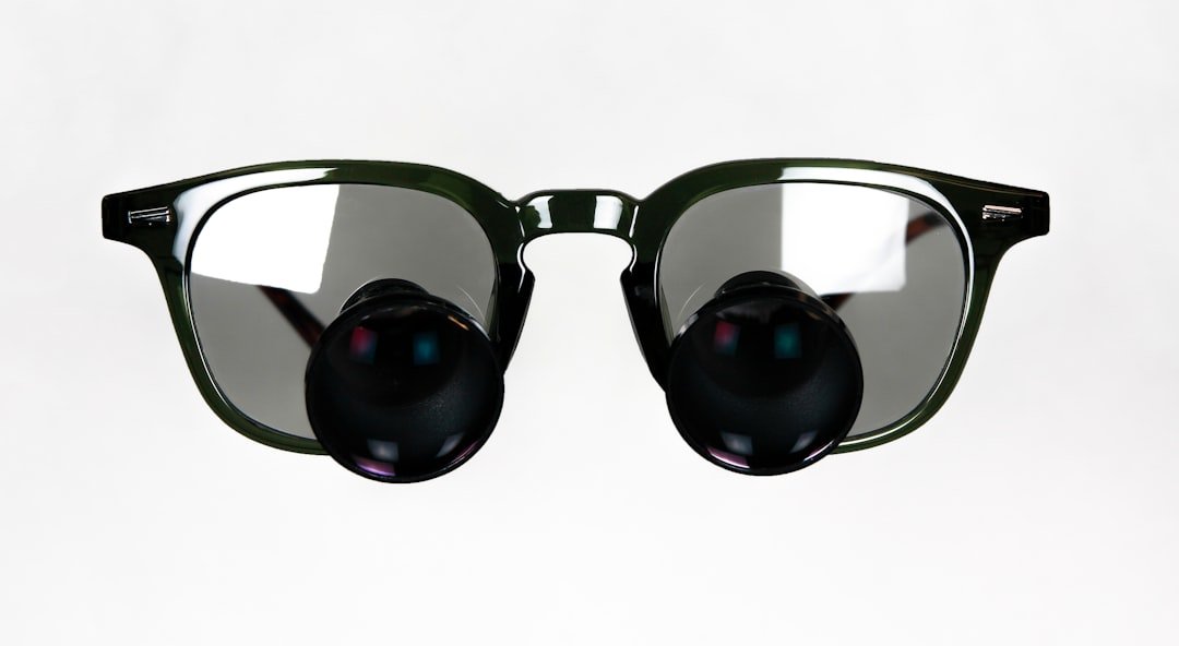 Meta demite 1.100 treinadores de IA após vazamento sobre Ray-Ban