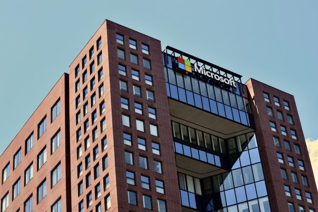 Ex-VP da Microsoft diz que a empresa perdeu a onda da IA enquanto Copilot encolhe no Windows 11