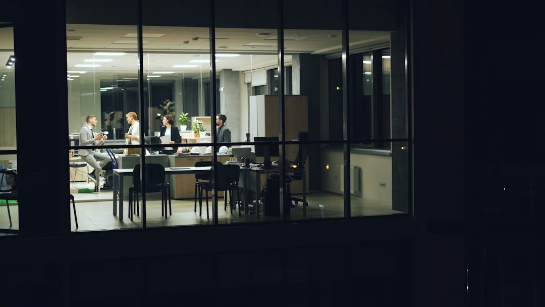 IA no mercado de trabalho: separando o pânico dos números reais