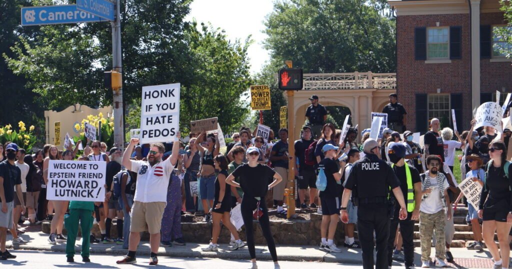 Protesto contra IA marca reunião do G20 em Chapel Hill